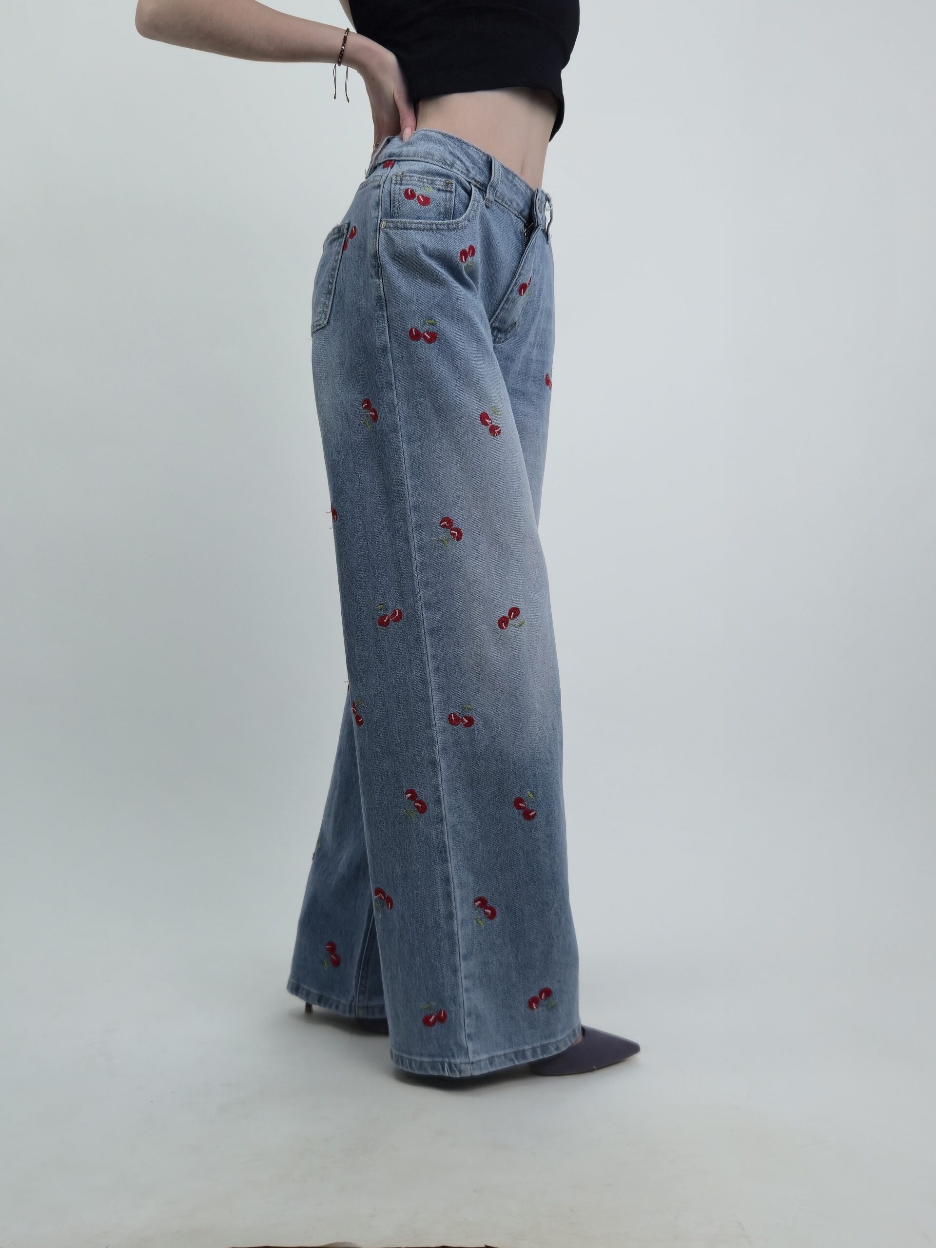 Jeansy wide leg z haftowanymi wisienkami, kolor niebieski