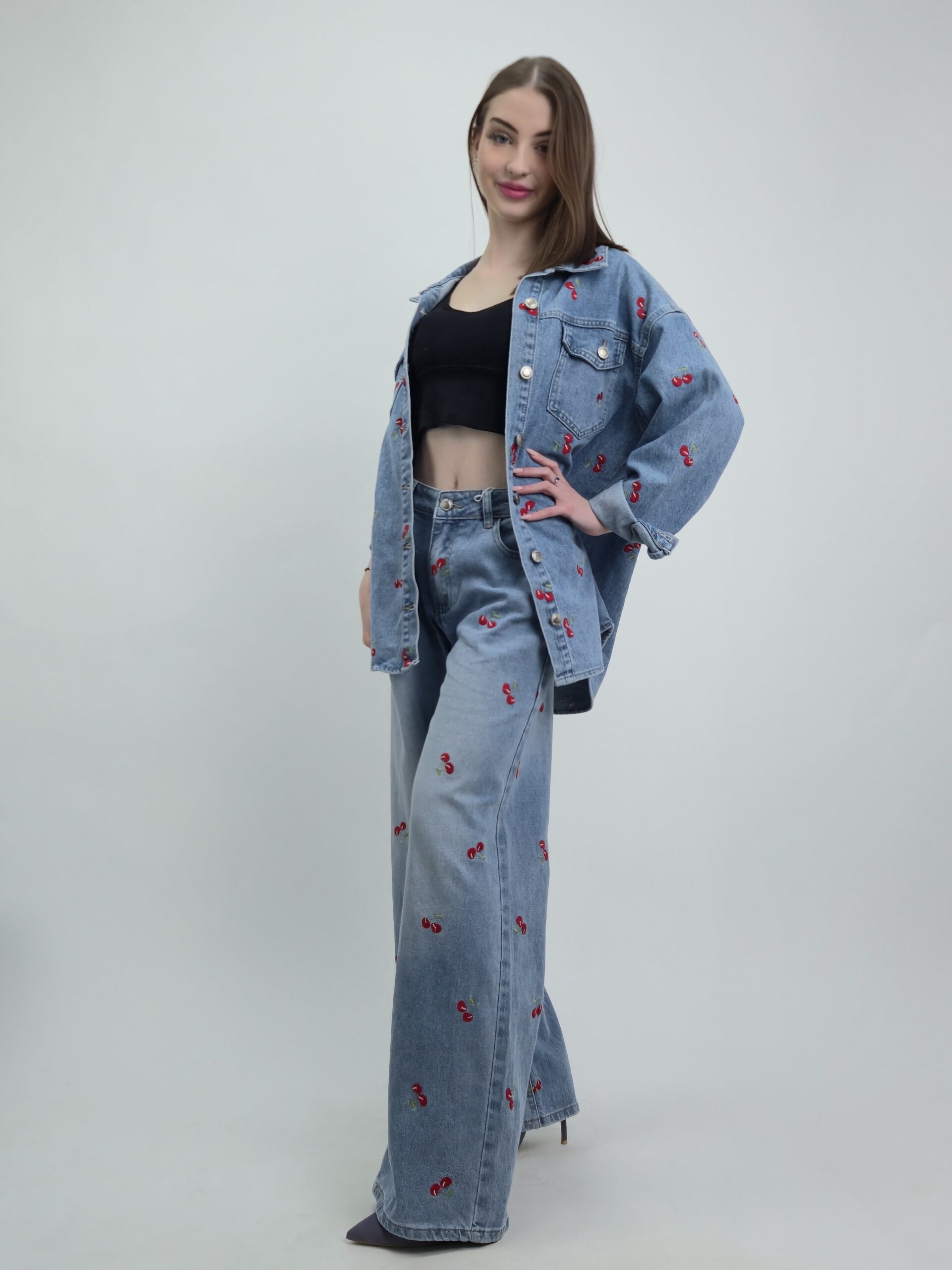 Jeansy wide leg z haftowanymi wisienkami, kolor niebieski - obrazek 3