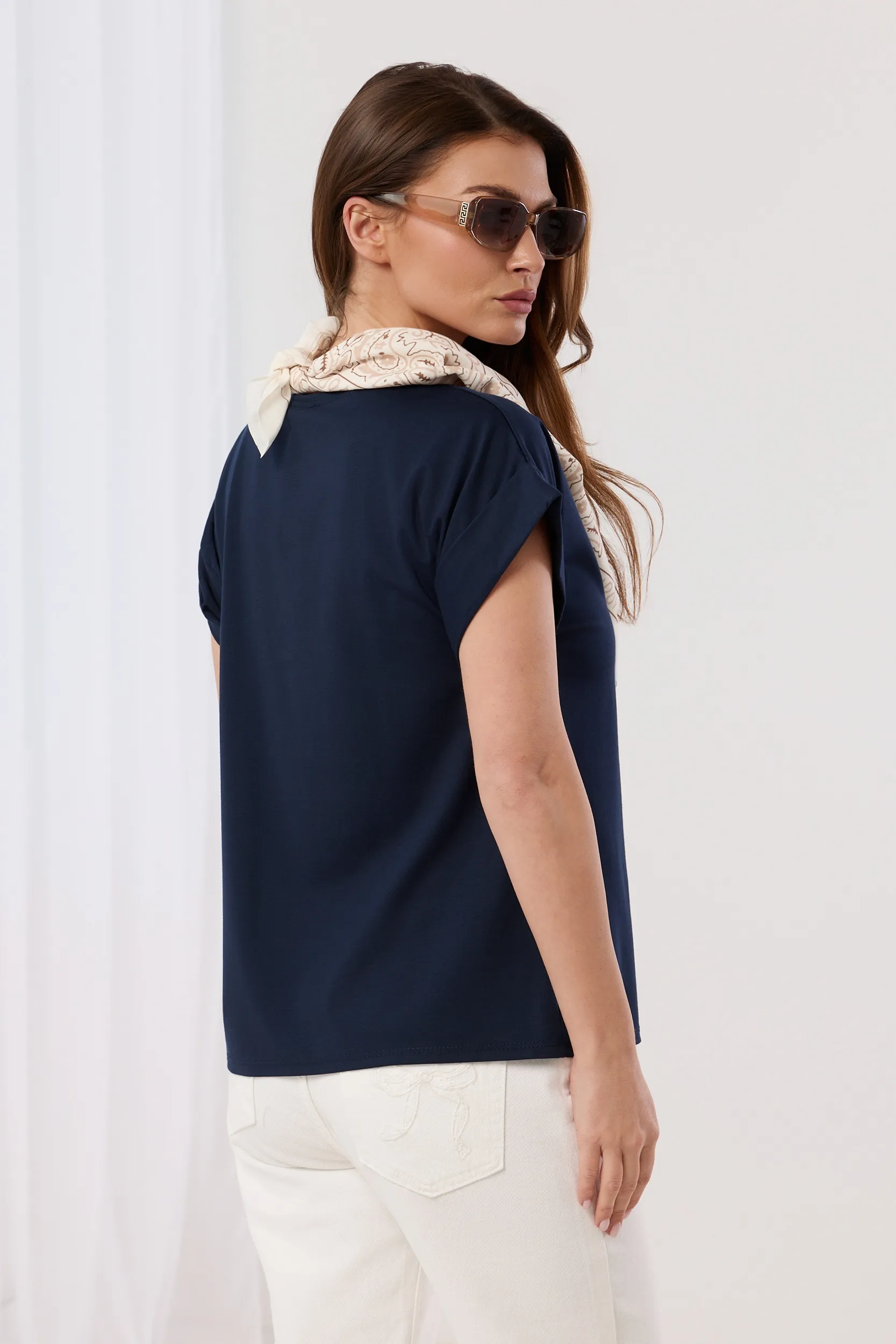 Granatowa bluzka z apaszką- elegancka i casual - obrazek 3