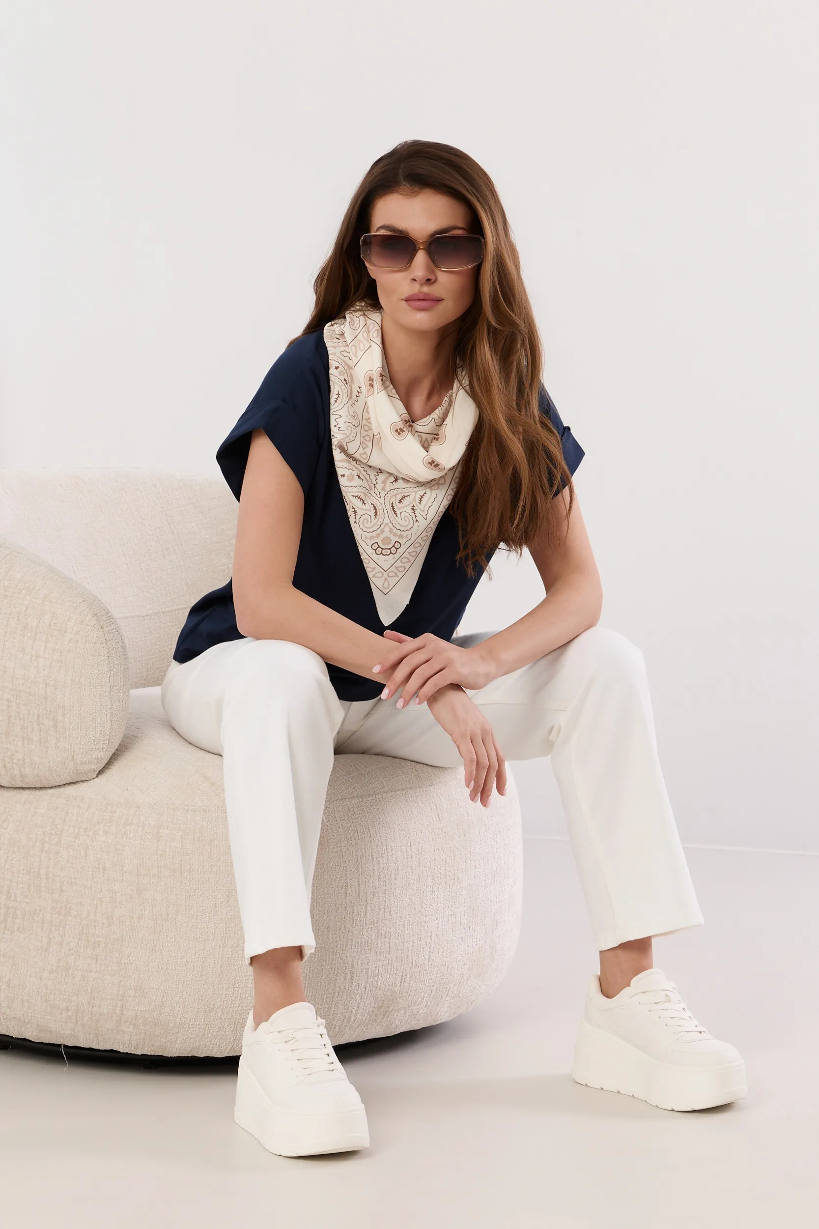 Granatowa bluzka z apaszką- elegancka i casual - obrazek 2