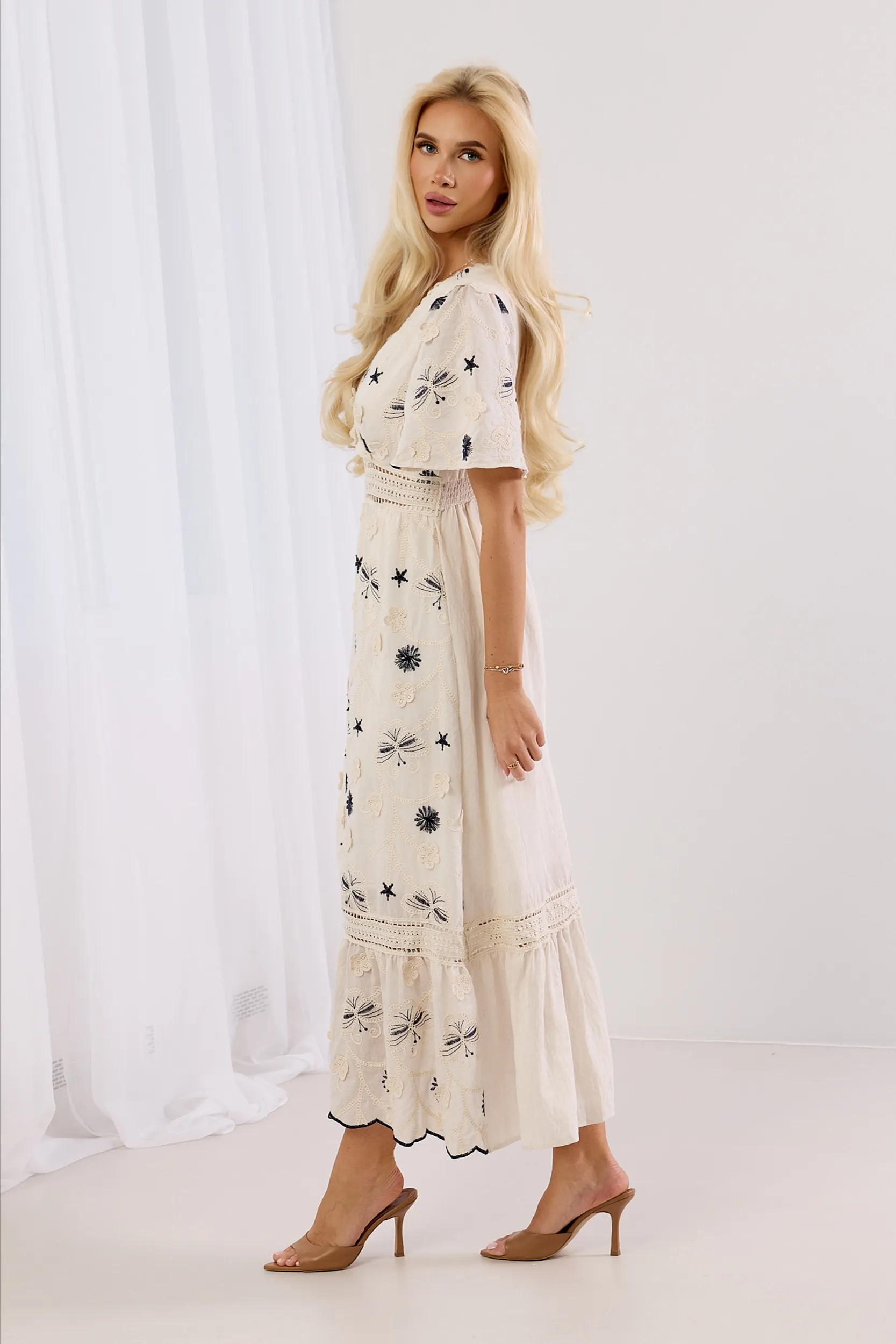 Sukienka maxi haftowana boho z falbaną - obrazek 4