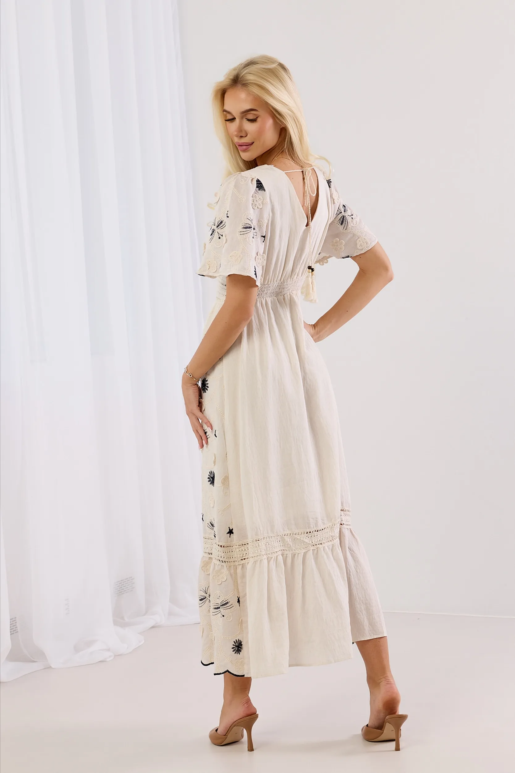 Sukienka maxi haftowana boho z falbaną - obrazek 5