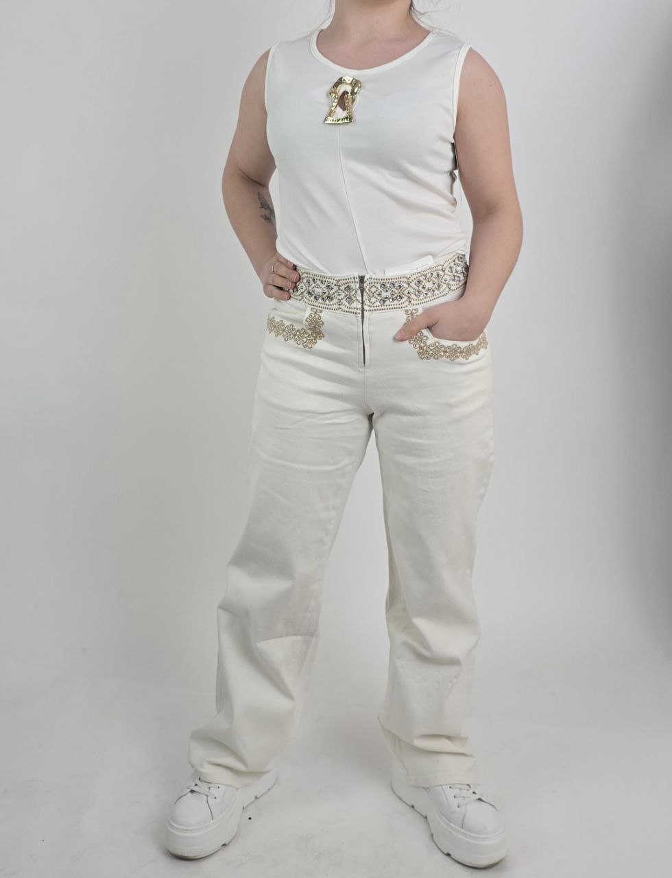 Białe jeansy damskie wide leg haft ażurowy pas - obrazek 6